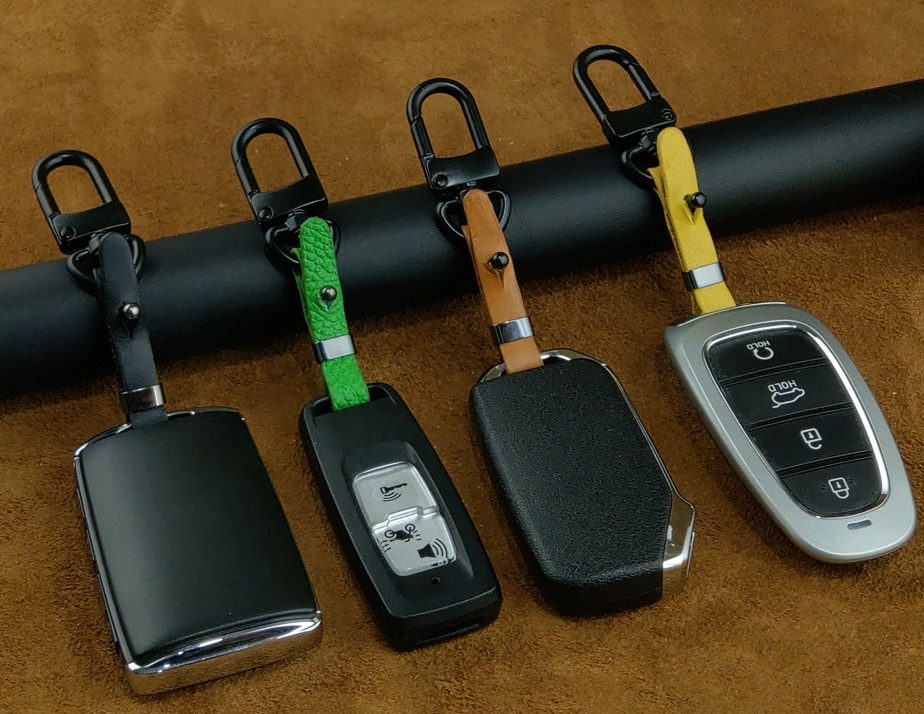 Móc khóa gắn vào chìa khóa xe ô tô Mazda / Toyota / Vinfast / Honda / Ford / Mercedes da bò thật - hàng chính hãng