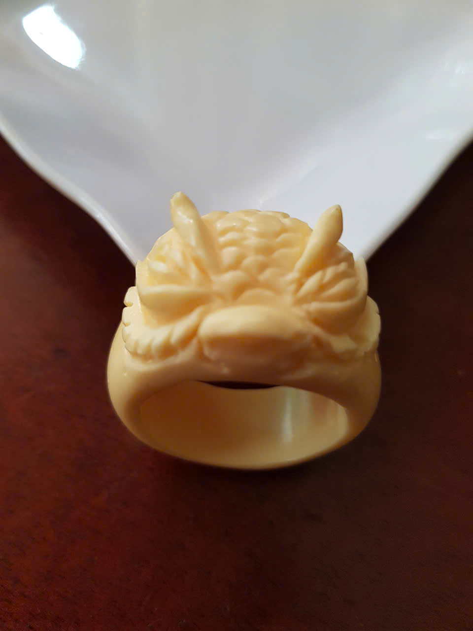 Nhẫn Nam Chạm Đầu Rồng Giả Ngà hay Xương Mỹ Nghệ màu trắng Ni to 22mm Cao 16mm Dầy 9mm Dành Cho Các Anh Nam đeo nhẫn ngón tay cái hay bất kỳ ngón tay nào ni lọt vừa tay là 22mm rẻ vẫn đẹp như thường ạ