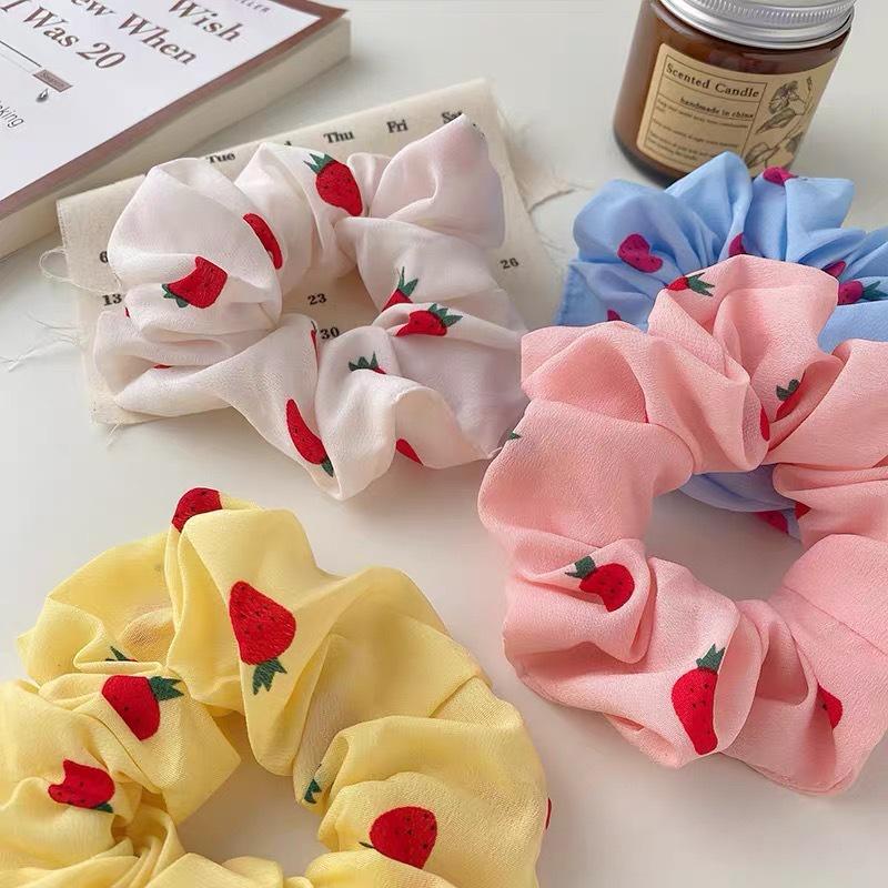 Scrunchies, buộc tóc quả dâu xinh xắn