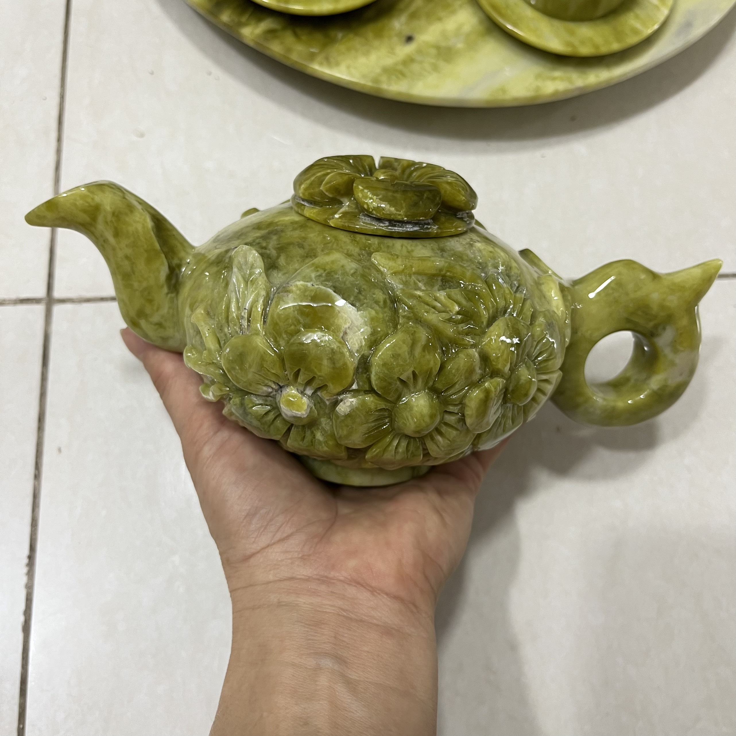 Bộ ấm chén uống nước bằng ngọc serpentine của Việt Nam đường kính khay 32 cm, nặng 5 kg cả bộ