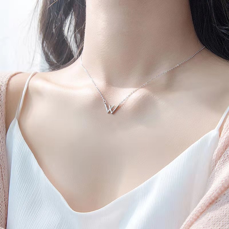 Vòng cổ titan chữ W , dây chuyền W phong cách Hàn Quốc dành cho nữ DC06