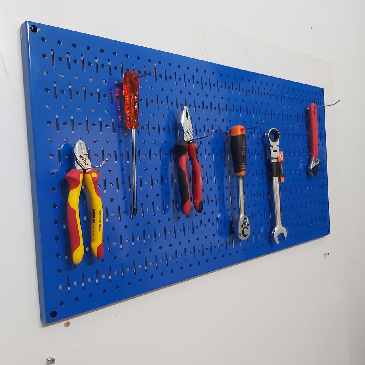 Tấm vách lưới pegboard màu xanh kèm phụ kiện treo tường