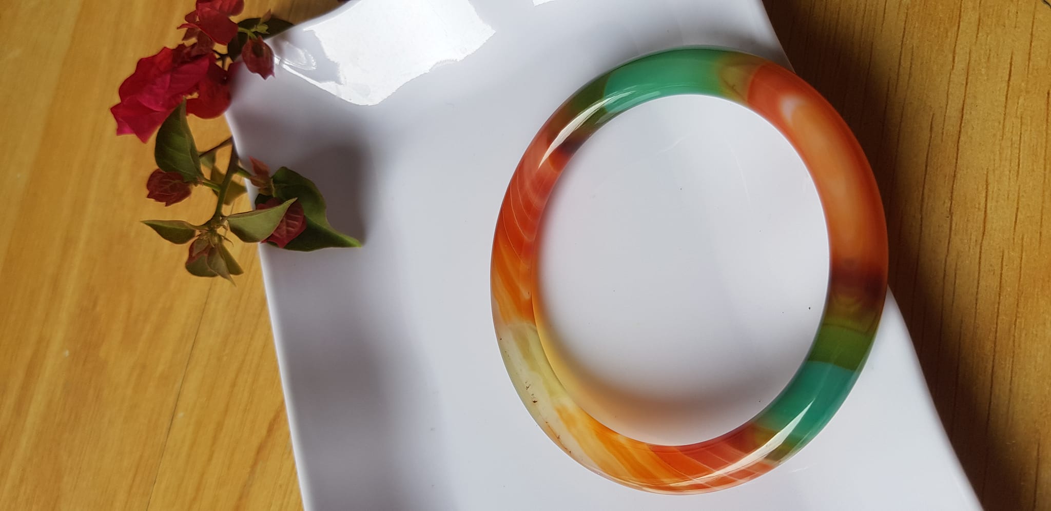 Vòng tay đá mã não tứ quý mới đỏ cam xanh dương xanh lá cam trắng vân sọc xéo xéo rất đẹp Vòng Ni 59mm x cọng 7,8mm Nữ 58kg - 70kg đeo Món quà tặng nữ ý nghĩa ạ