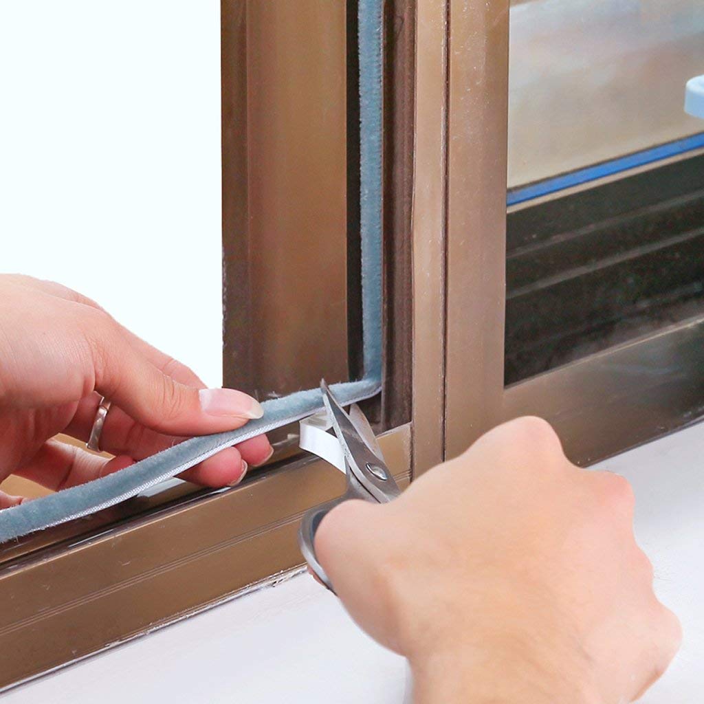 Замена уплотнителя в алюминиевых окнах. Уплотнение раздвижных окон. Уплотнительная лента для раздвижных алюминиевых окон. Уплотнитель для раздвижных окон на балконе. Алюминиевых раздвижных окон щеточный уплотнитель для окон.