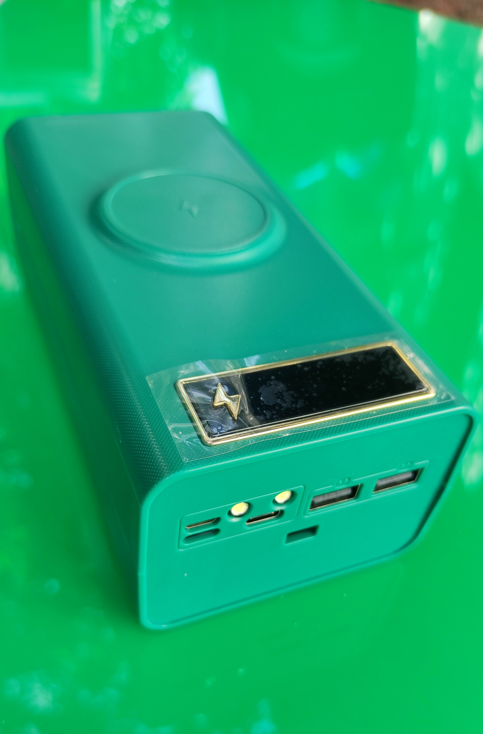 Box sạc dự phòng 21 cell 18650 sạc không dây, có đèn LED 3 cổng vào micro USB Type-C  nắp trượt và dây da cao cấp màu xanh lá