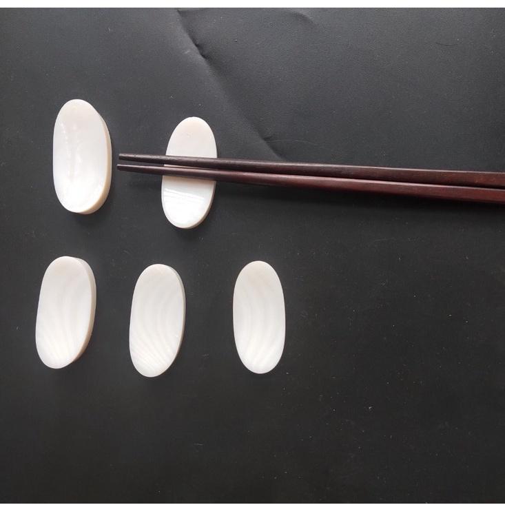Gác/Kê Đũa Oval Trắng Chất Liệu Trai Phụ Kiện Bàn Ăn
