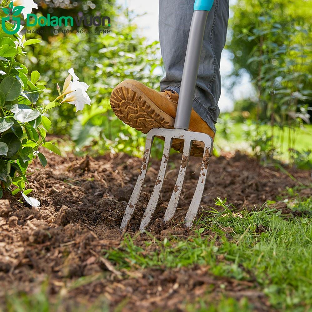 Chĩa trồng cây cán dài 117cm Gardena 17013-20