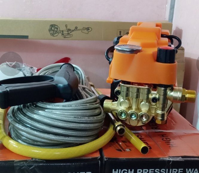 Máy rửa xe mini