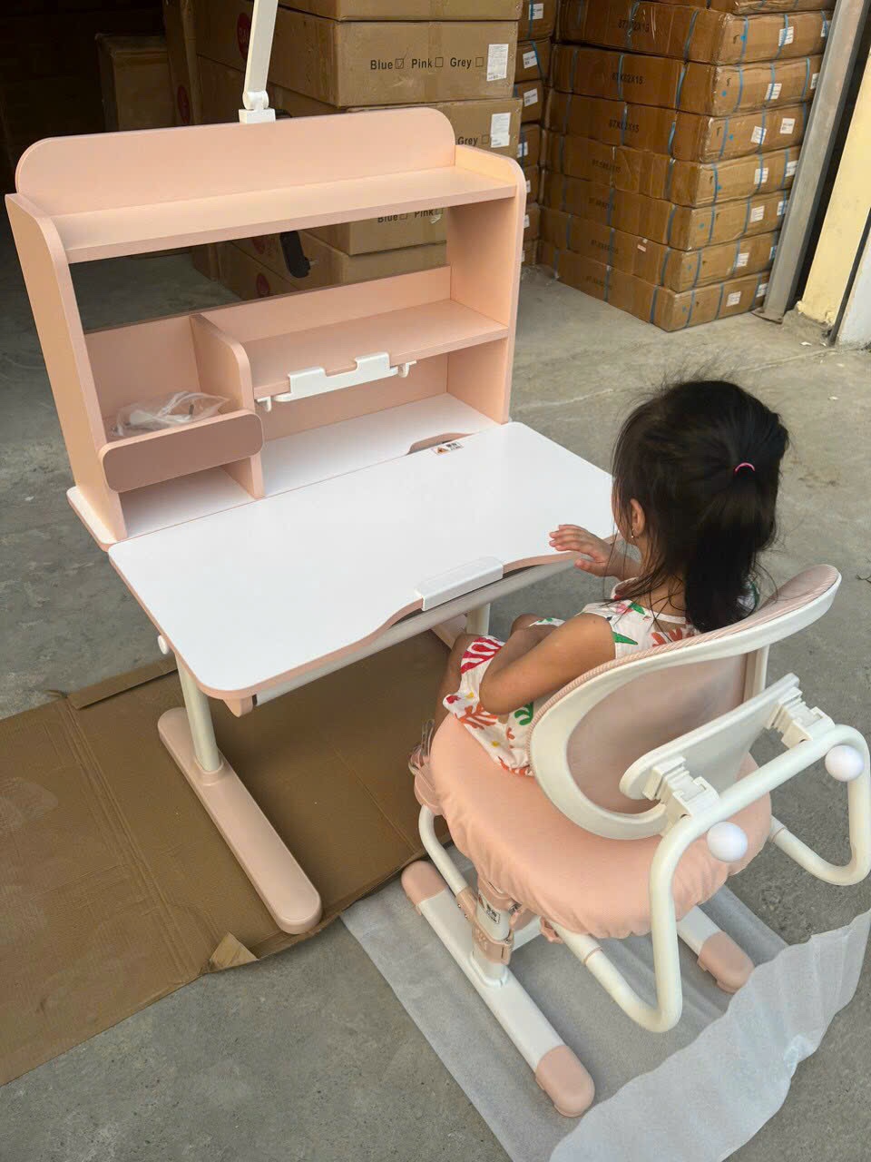 Bộ bàn ghế học sinh thông minh chống cận điều chỉnh cao thấp tay quay Juno sofa CTIRSP80 kèm đèn ngang 80cm