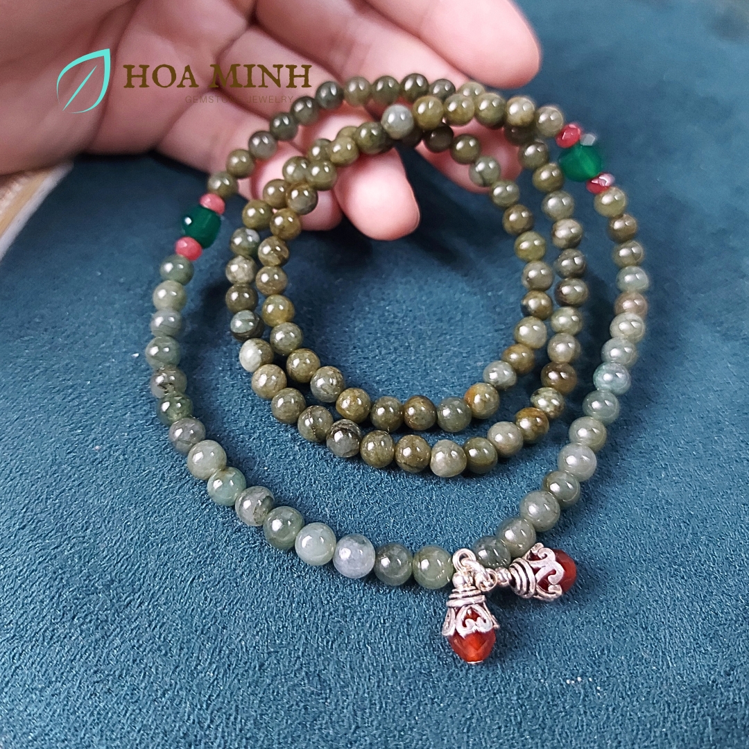 Vòng tay chuỗi 108 hạt Cẩm Thạch dầu theo dải màu size 5.6 li phối thạch anh xanh vuông, bánh xe mã não hồng cắt giác và charm bạc bọc mã não đỏ
