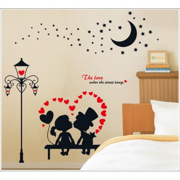 Decal trang trí tường - Đôi tình nhân lãng mạn