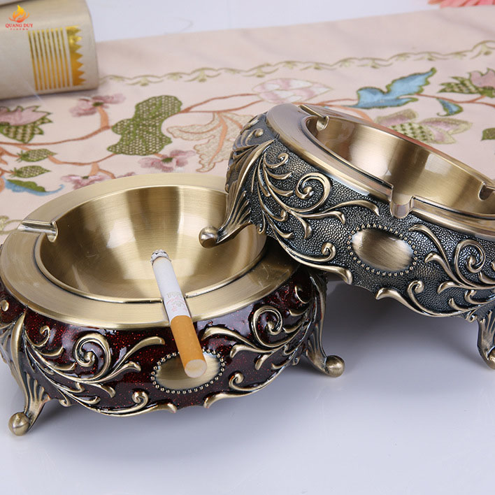 Gạt tàn thuốc cổ điển chạm hoa văn nổi độc đáo