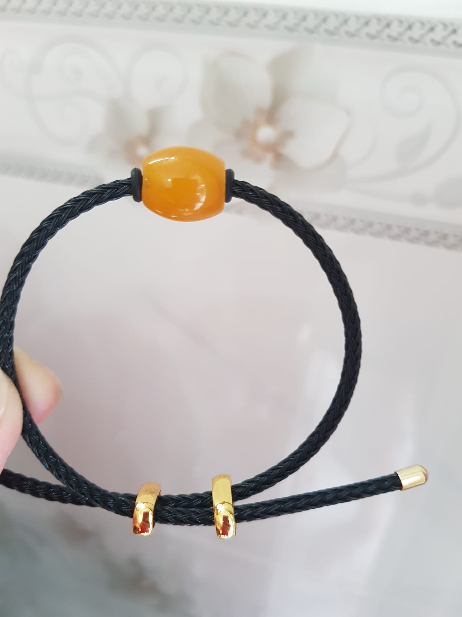 Vòng tay lu thống phối hạt lu đá mã não vàng anh đẹp với dây đen kiểu rút nữ mệnh thổ mệnh kim và mệnh thủy đeo may mắn hợp ạ