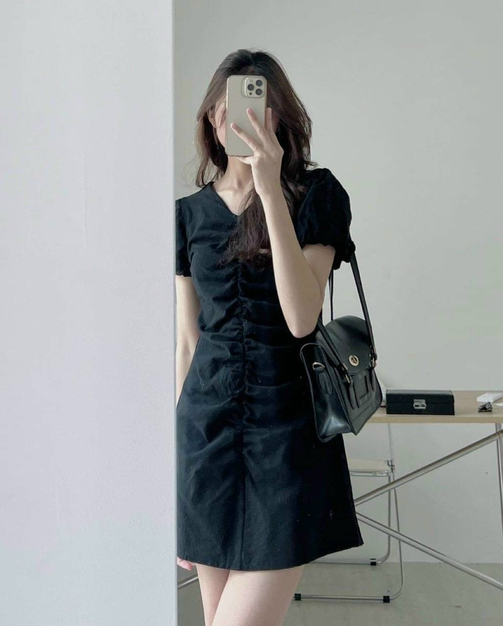 ĐẦM SUÔNG TRƠN CỔ V TAY BỒNG NGẮN