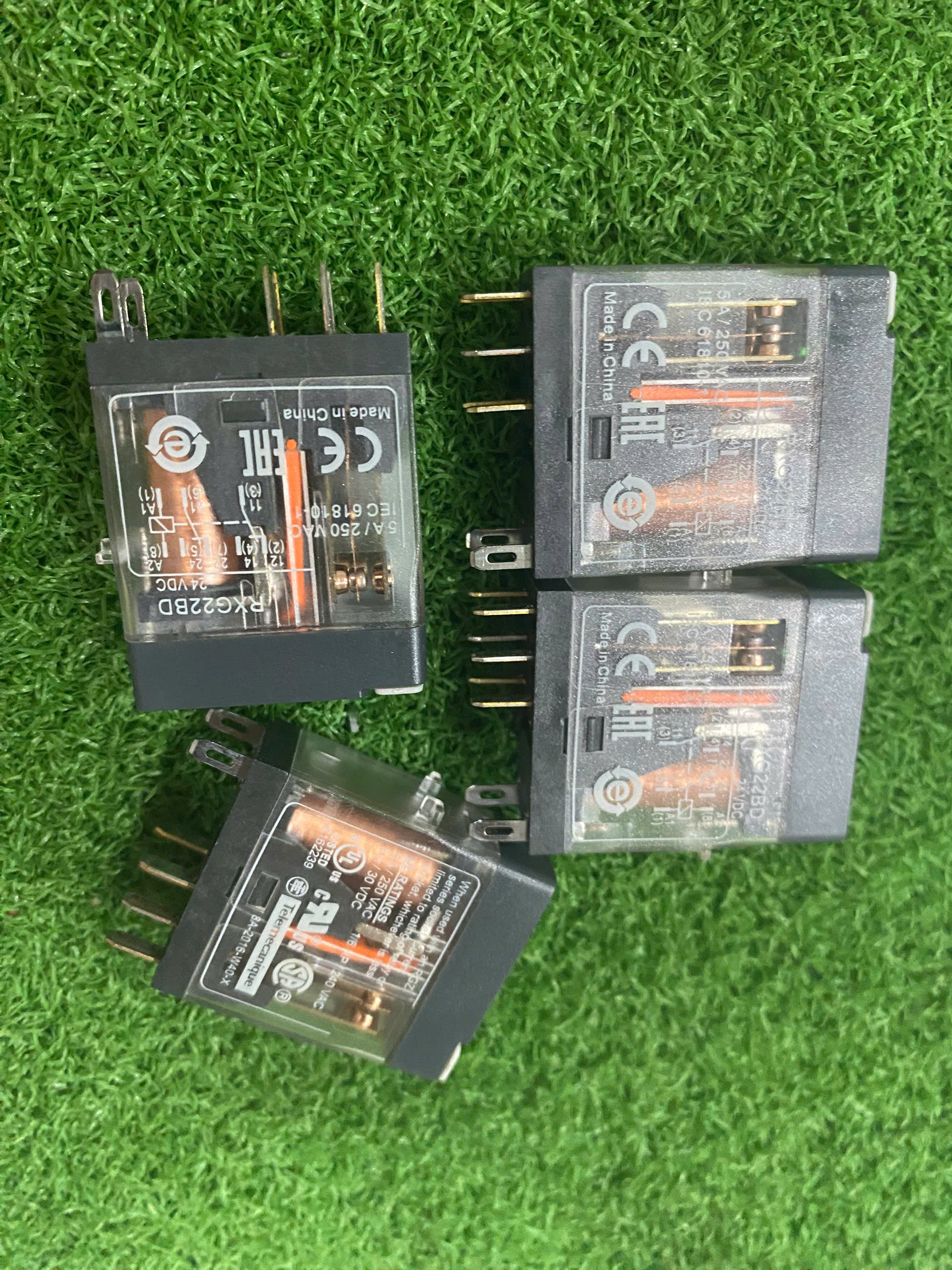 Hàng chính hãng Relay trung gian Schneider RXG22BD 8 chân 24 VDC