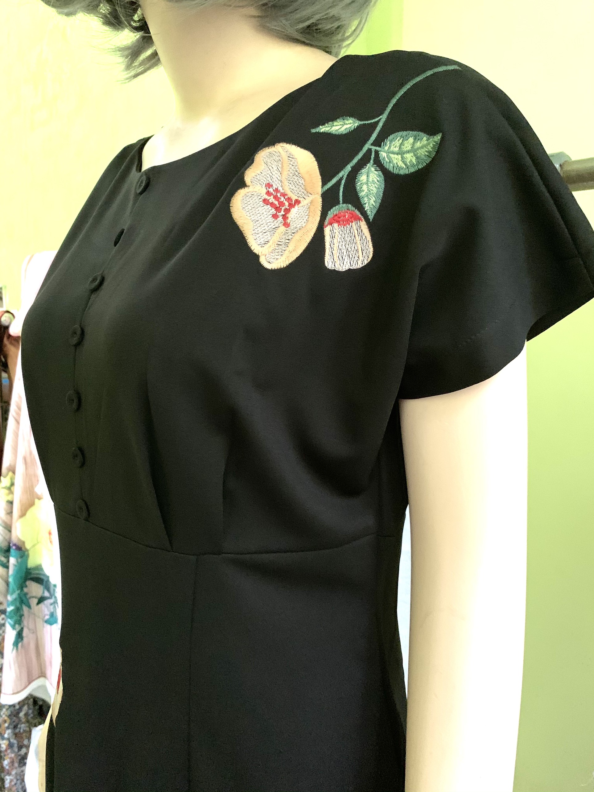 Đầm ôm thêu hoa chất thun cao cấp trung niên