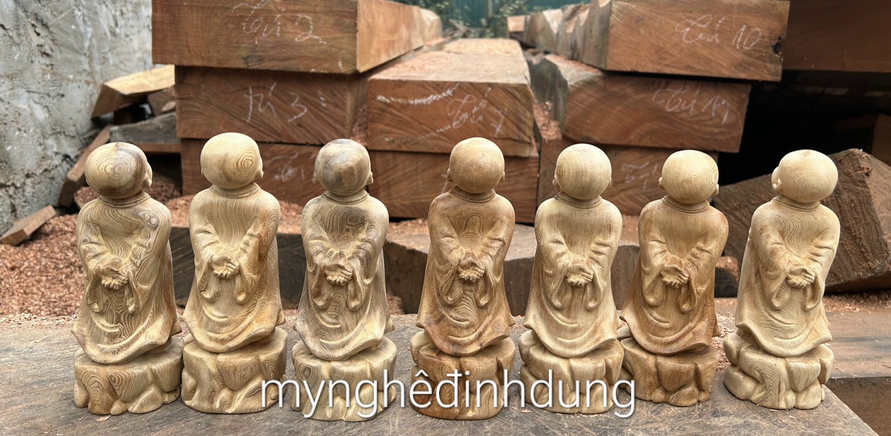 Tượng tùy duyên chú tiểu may mắn bằng gỗ ngọc am thơm nức kt cao 20cm