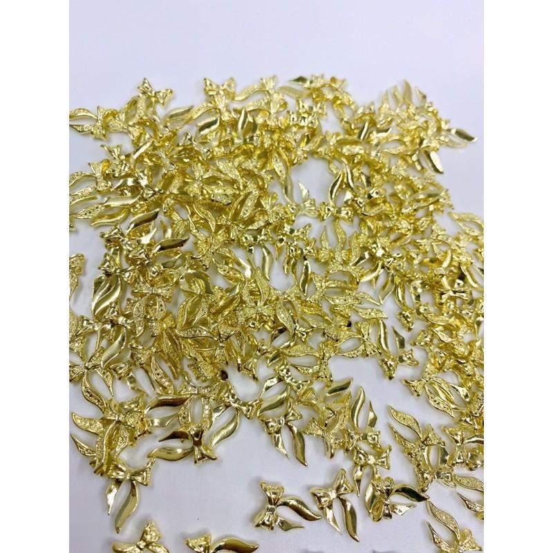 Charm nơ vàng nhạt