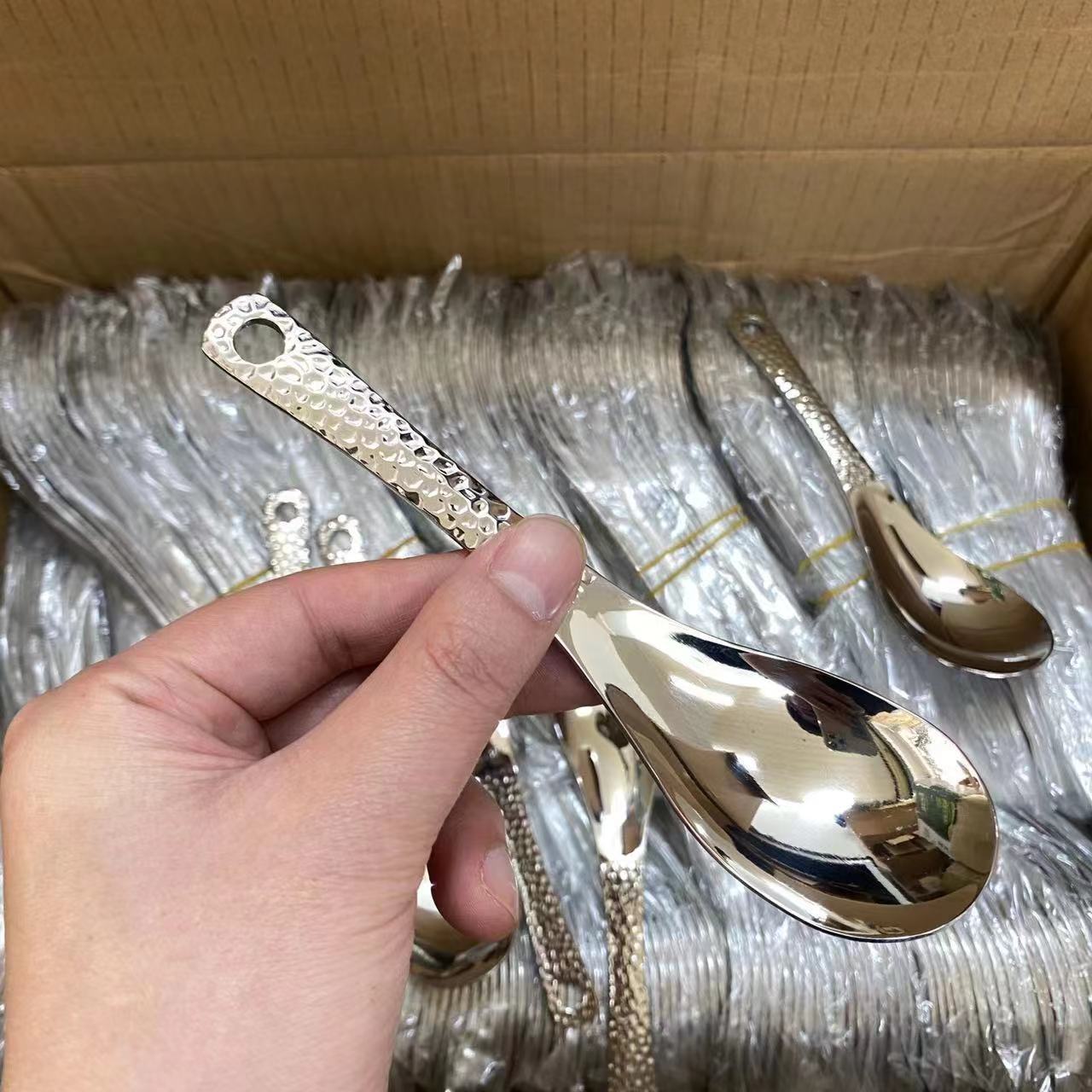 Combo 10 muỗng thìa Inox dùng để ăn cơm, ăn chè, trái cây được dập hoa văn chìm phong cách thời trang