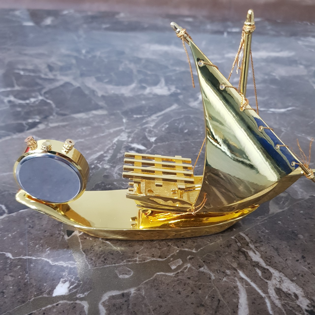 Thuyền buồm thuận buồm xuôi gió tích hợp đồng hồ, nước hoa trang trí Taplo ô tô HC885 - Chất liệu: Hợp kim 520g