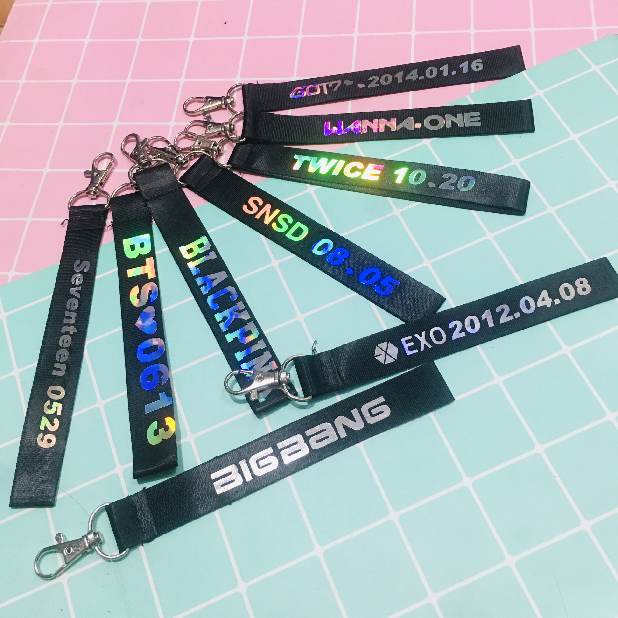 COMBO 2 Móc khoá nametag WANNA ONE chữ PHẢN QUANG KPOP