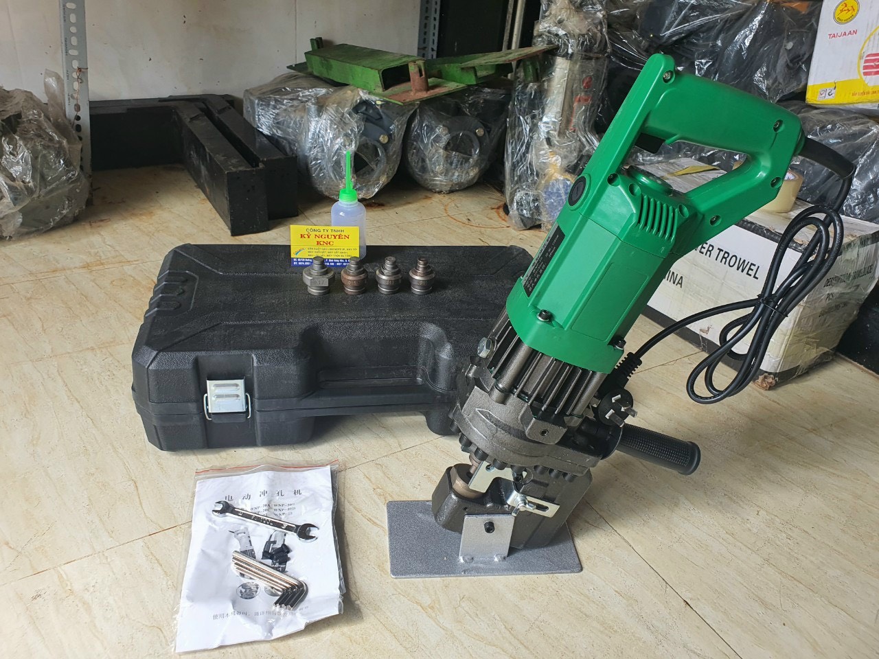 Máy đột lỗ thủy lực cầm tay phi 20