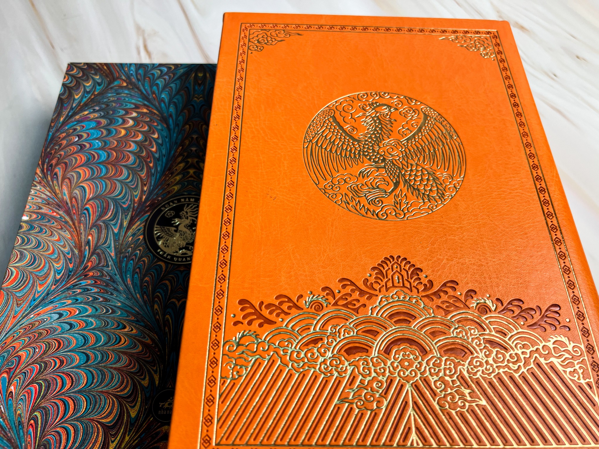 ẤN BẢN BÌA DA PU CAO CẤP VÀ GIỚI HẠN - NGÀN NĂM ÁO MŨ - TRẦN QUANG ĐỨC -