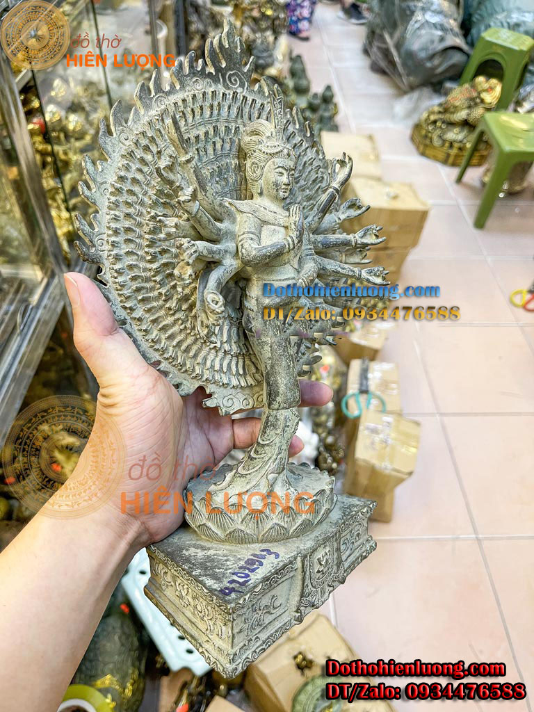 Tượng Phật Thiên Thủ Thiên Nhãn Đứng Màu Xanh Giả Cổ Và Màu Vàng Bằng Đồng Thau Đẹp Kích Thước 15x10x33cm, Nặng 2Kg