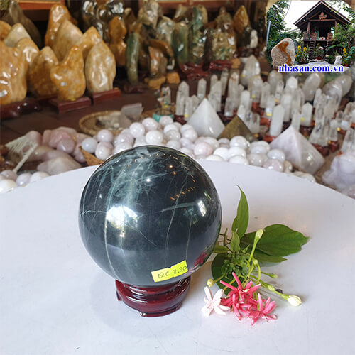 Quả cầu phong thủy đá canxedon vân xám tự nhiên Việt Nam QC730 nặng 1.2kg đường kính 10cm – vật phẩm trang trí