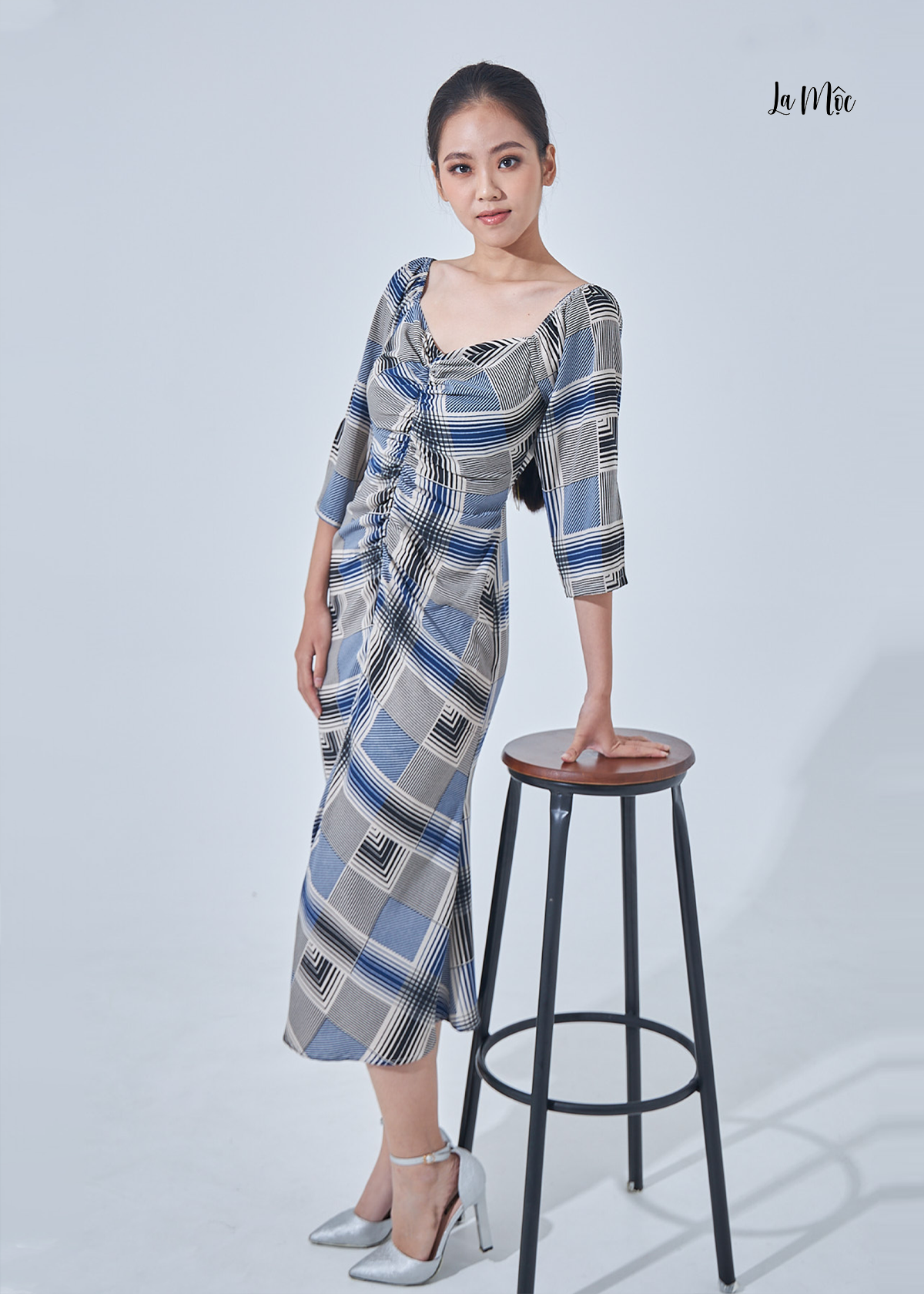 Đầm lụa dài dáng ôm viền chun dài giữa ngực Maxivic, La Mộc - LM0122135