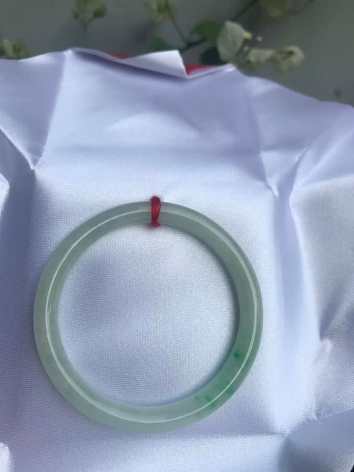 CHIẾC VÒNG CẨM THẠCH MỚI TR LÝ 51 size vòng 51mm x dầy 6,9mm MÀU TRẮNG BÓNG VÂN XANH LÝ 1 BÊN XINH LẮM NỮ 50kg đến 58kg Đeo