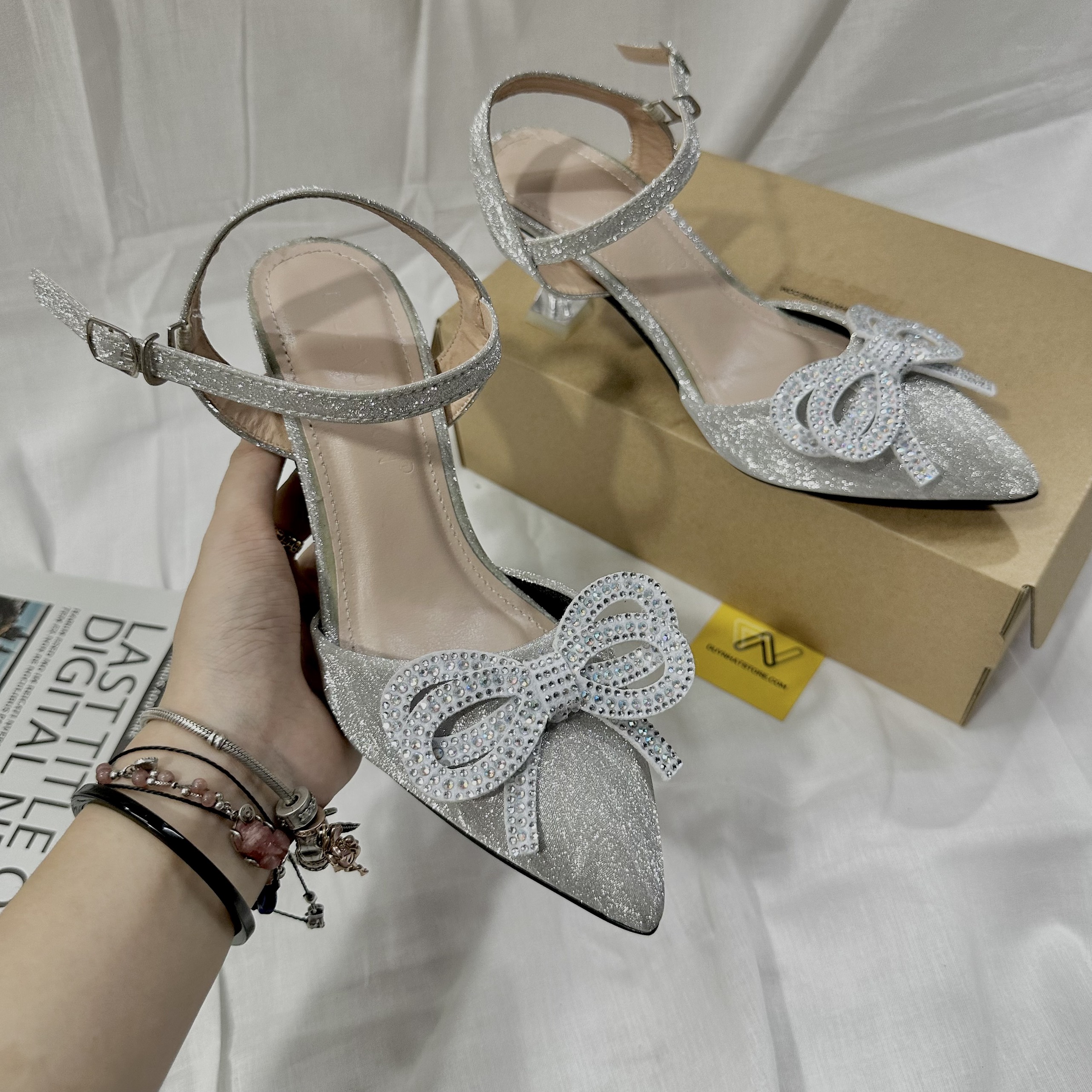 Giày Bít Mũi Sandal Khóa Nơ Cao Gót Nhọn 7cm Giày Duy Nhật Store Phối Da Bóng Gót Trong Uzzang Trend Thanh Lịch kem Bạc