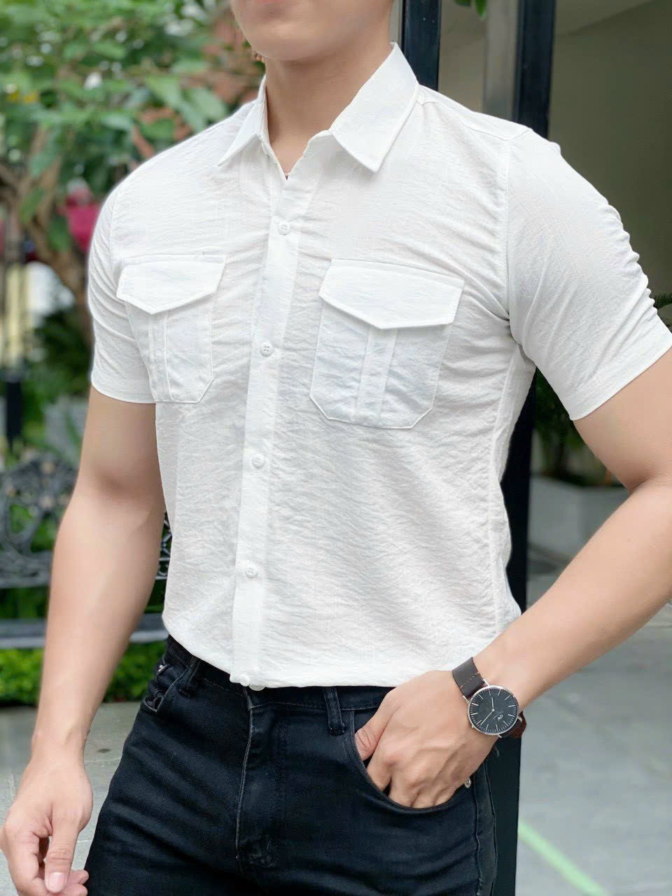 Sơ mi đũi ngắn tay, có 2 túi nắp trước ngực chất đũi mềm mịn thoáng mát thấm hút mồ hôi tốt