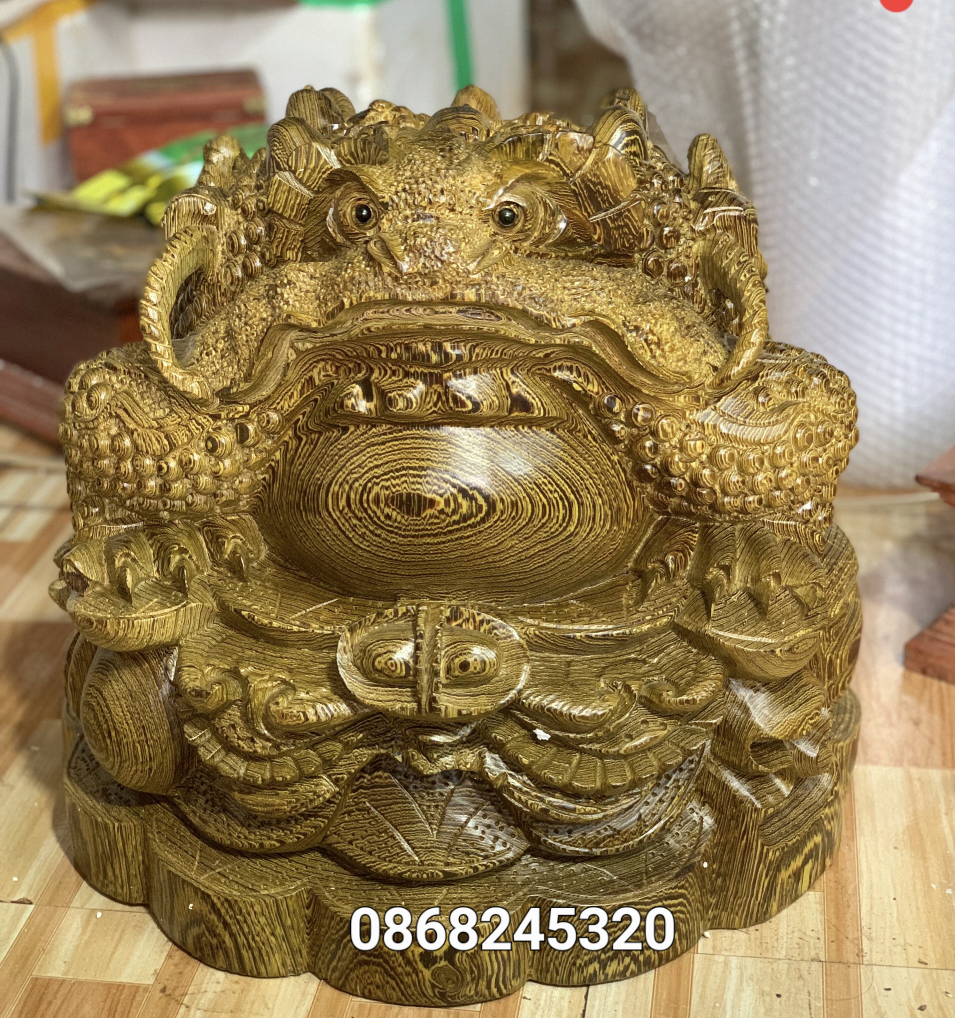 Thiềm thừ phong thủy hút tài lộc gỗ mun đuôi công kt 50×50×50cm