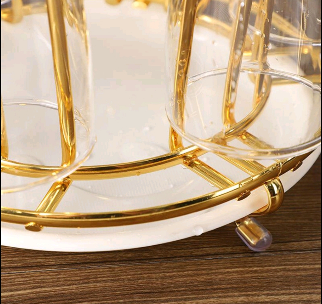 Giá úp cốc tròn inox mạ vàng có khay nhựa hứng nước