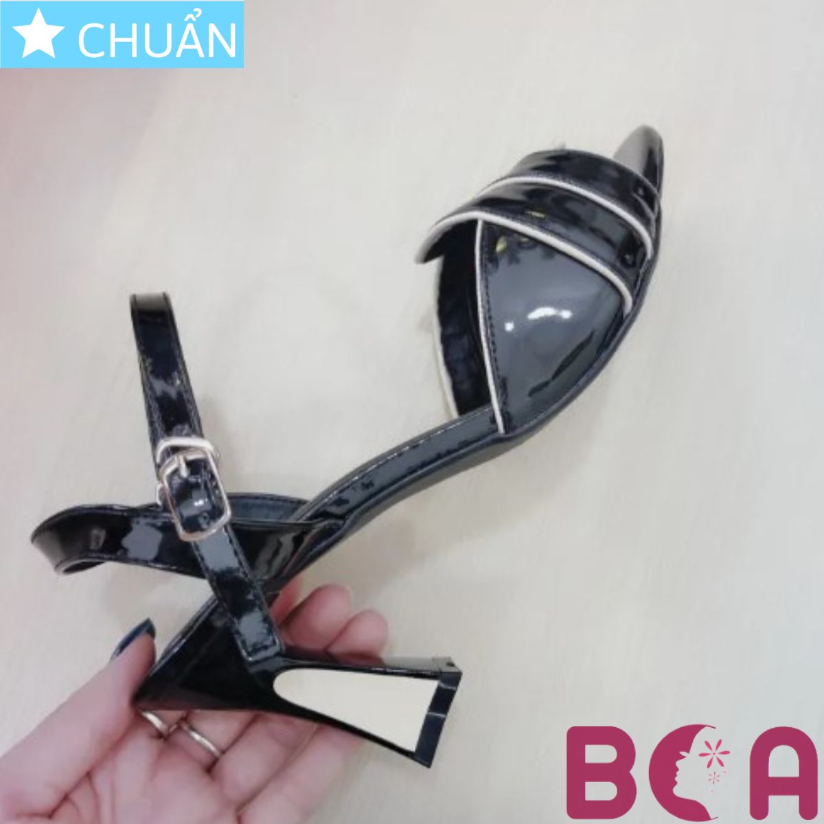 Giày cao gót nữ 7p RO442 ROSATA tại BCASHOP hở mũi, quai cài ôm cổ chân, bề mặt giày tạo vân thời trang - màu đen
