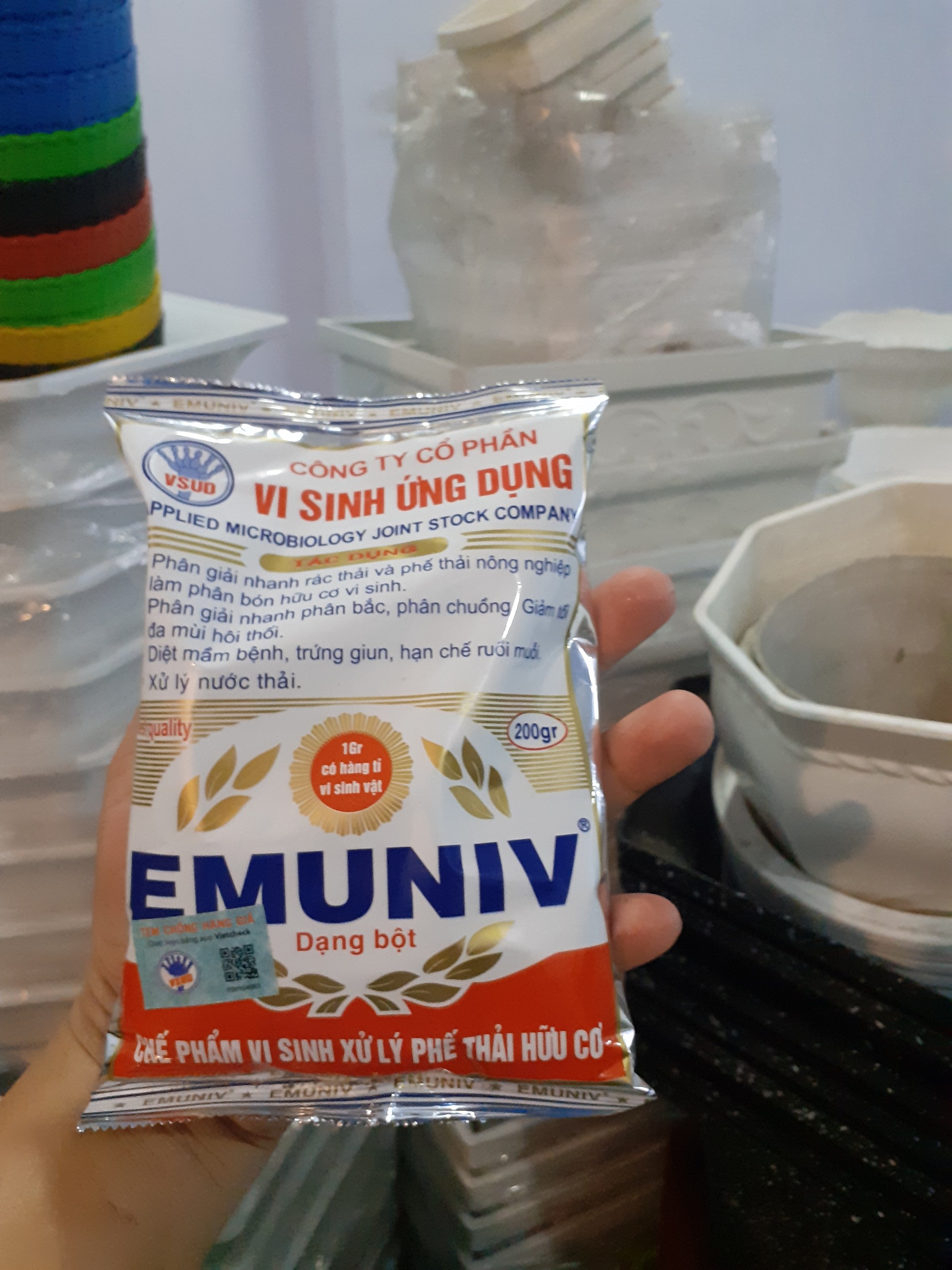 Chế phẩm EMUNIV xử lý chất thải hữu cơ.