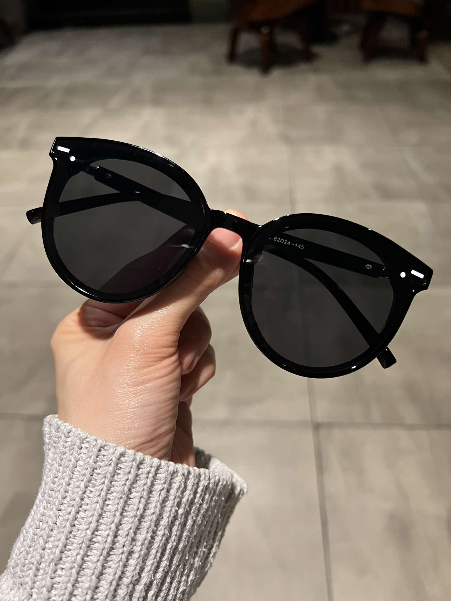 Kính râm Mắt tròn đen chống nắng uv thiết kế đơn giản cho nam nữ