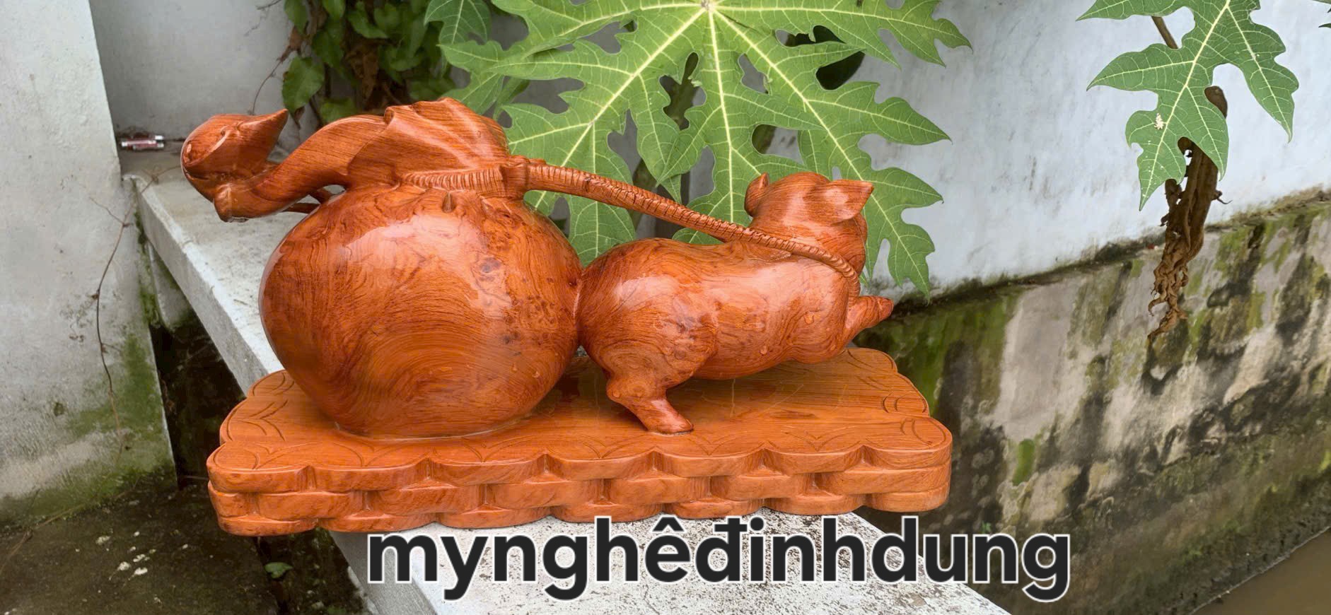 Tượng con heo ( lợn) kéo bao vàng cầu tài lộc bằng gỗ hương đá kt 40x21x15cm