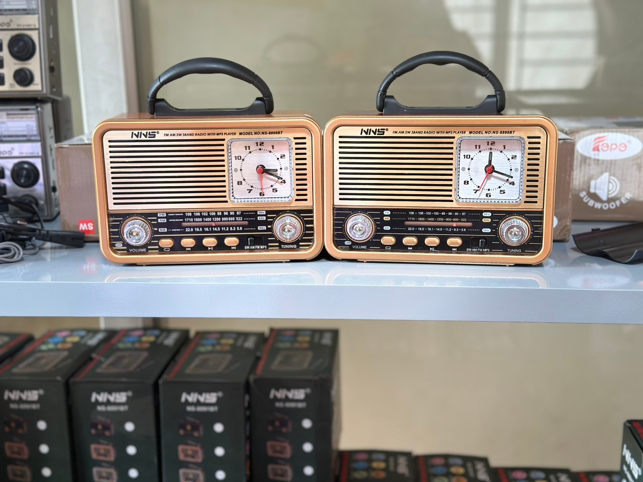 Đài RadioFM-NNS 8898BT thiết kế tân cổ điển, kèm đồng hồ để bàn, bắt sóng FM cực khỏe đầy đủ tính năng nghe nhạc-Hàng Chính Hãng