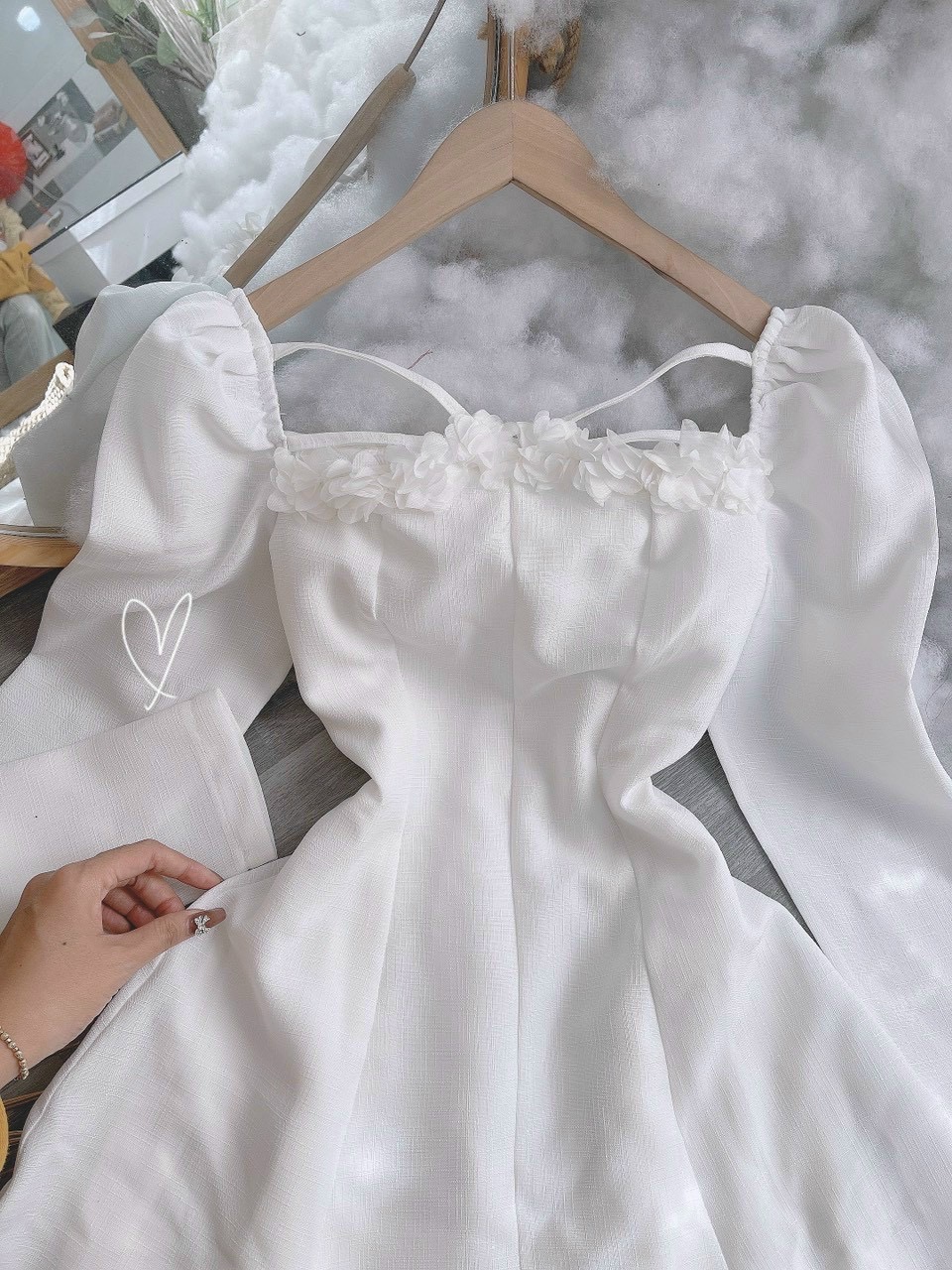 Váy cổ vuông đính hoa tay dài tiểu thư