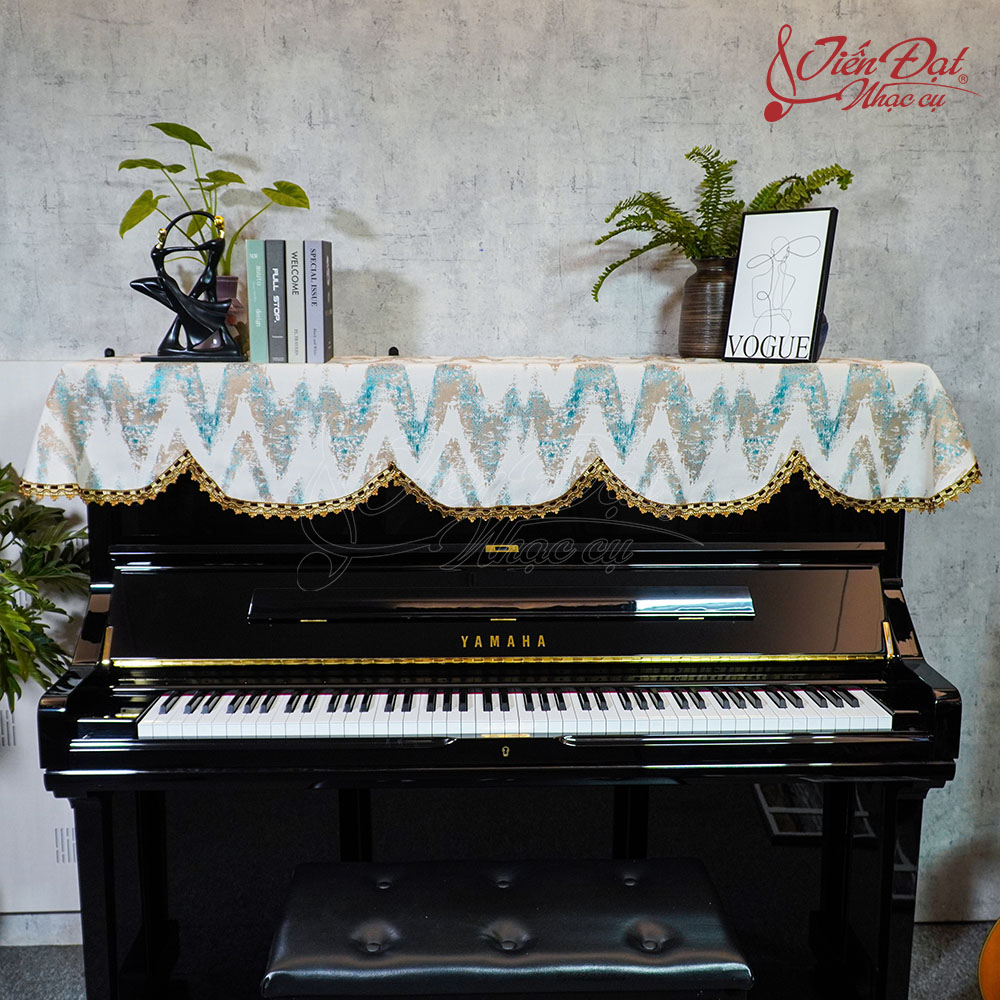 Khăn Phủ Piano Nền Trắng, Họa Tiết Zig Zag Mới Mẻ, Cách Điệu KU-039