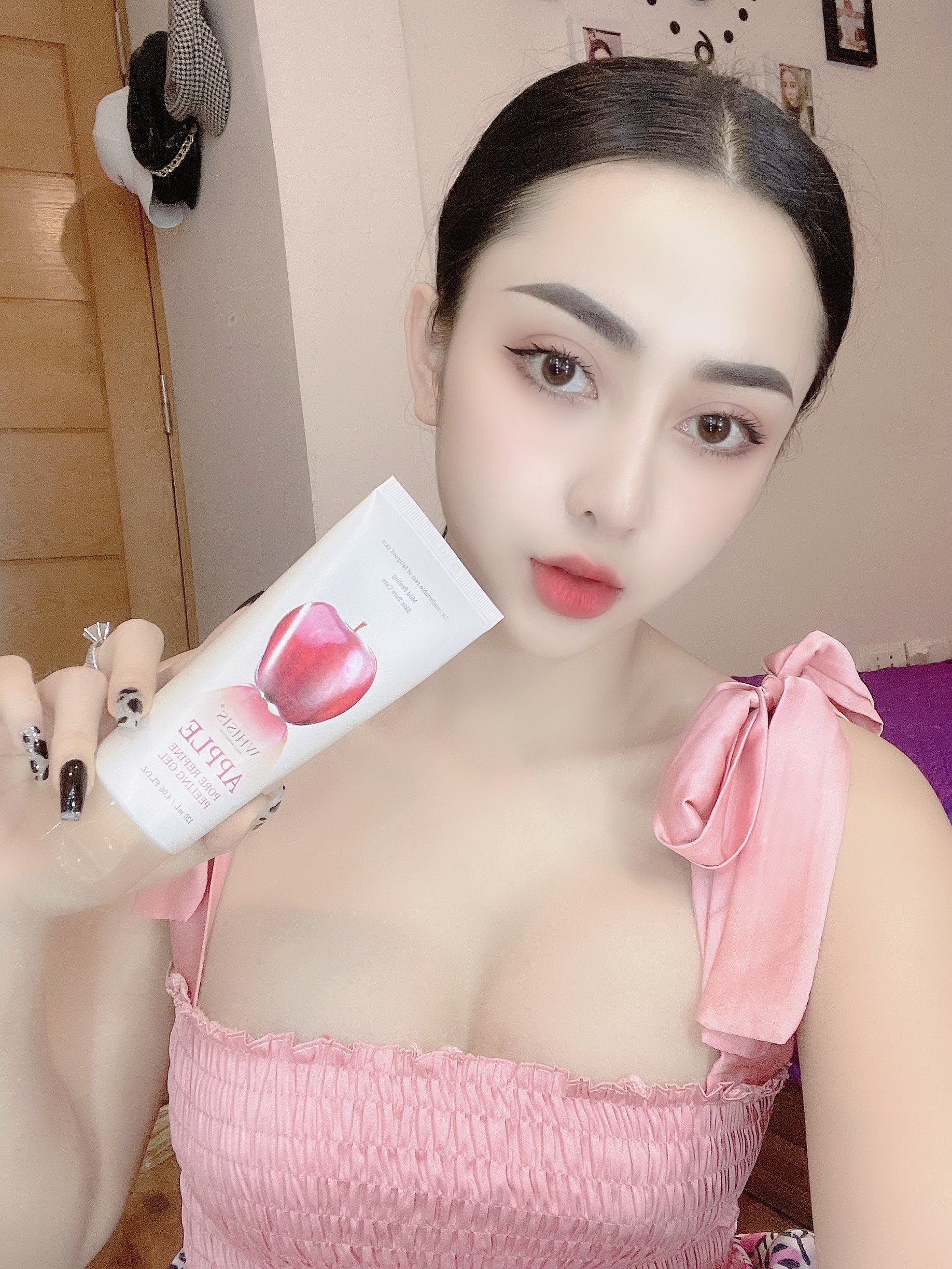 Gel tẩy da chết thu nhỏ lỗ chân lông chiết xuất táo đỏ lên men WHISIS Apple Pore Refine Peeling Gel dung tích 120ml