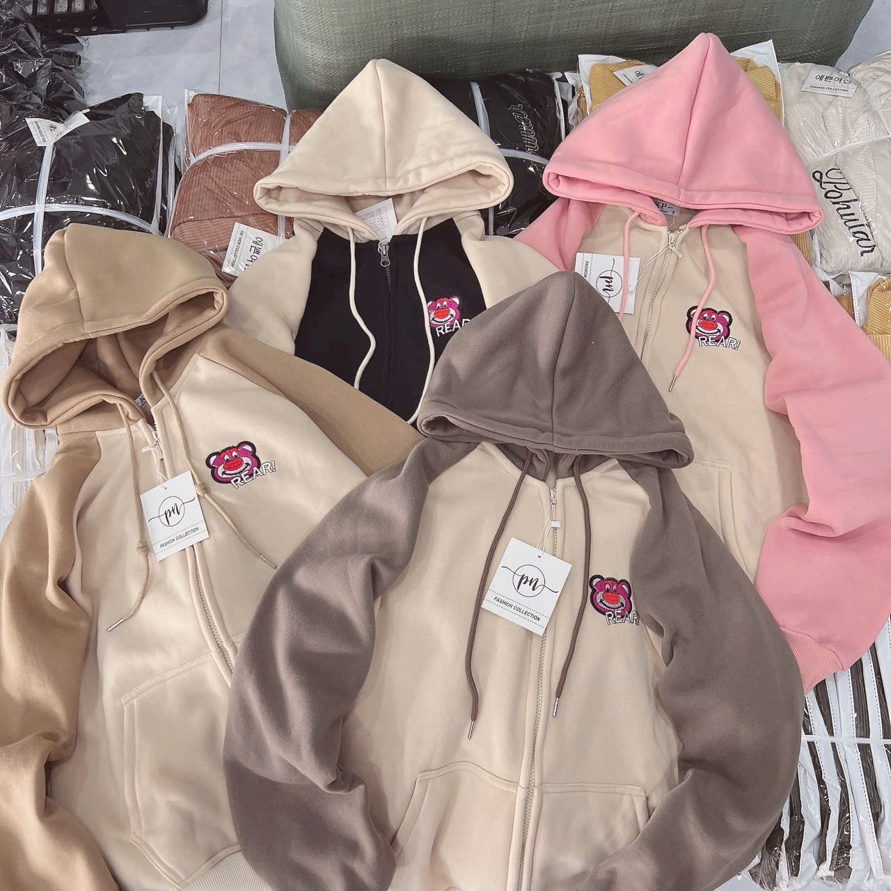 áo khoác nỉ hoodie zip nỉ ngoai thêu gấu BEER siêu dày mịn tay phối màu nam nữ mặc đều đẹp Khóa kéo Trẻ Trung From Rộng Chất Nỉ Dày Đẹp mềm mịn Có Nón, Áo Khoác Hoodie Cao cấp Phối Màu Nón rộng 2 lớp thời trang Form áo to bự phối tay raplang Y Hình
