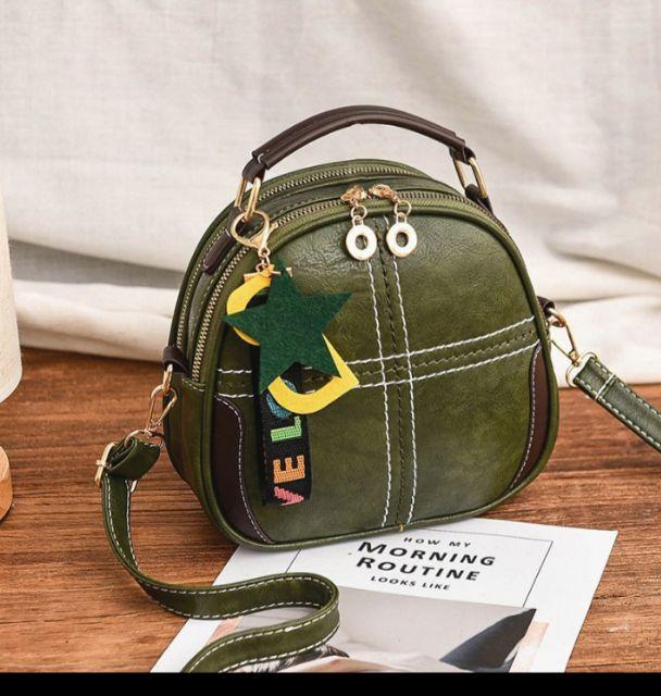 Balo túi 2 ngăn chần chỉ kèm phụ kiện thời trang.