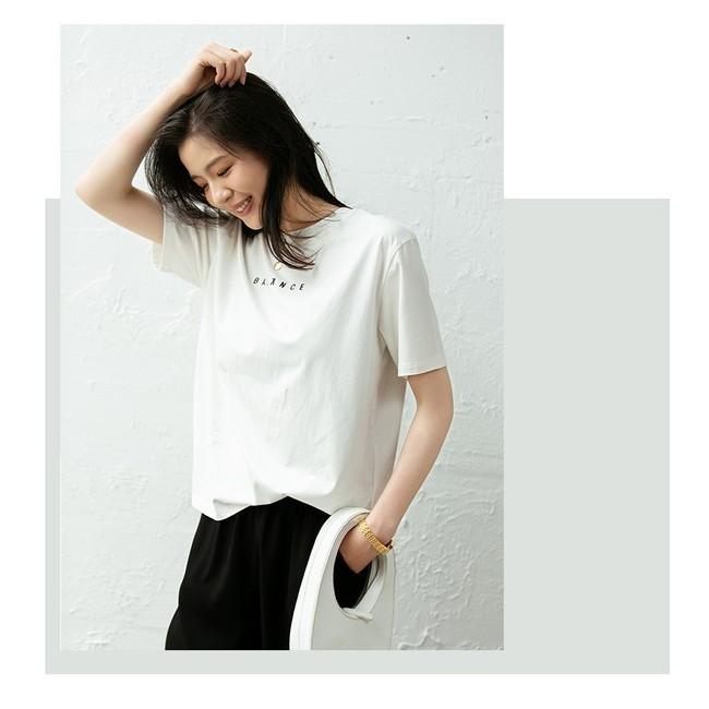 Áo thun ngắn tay không cổ balance xinh trước ngực