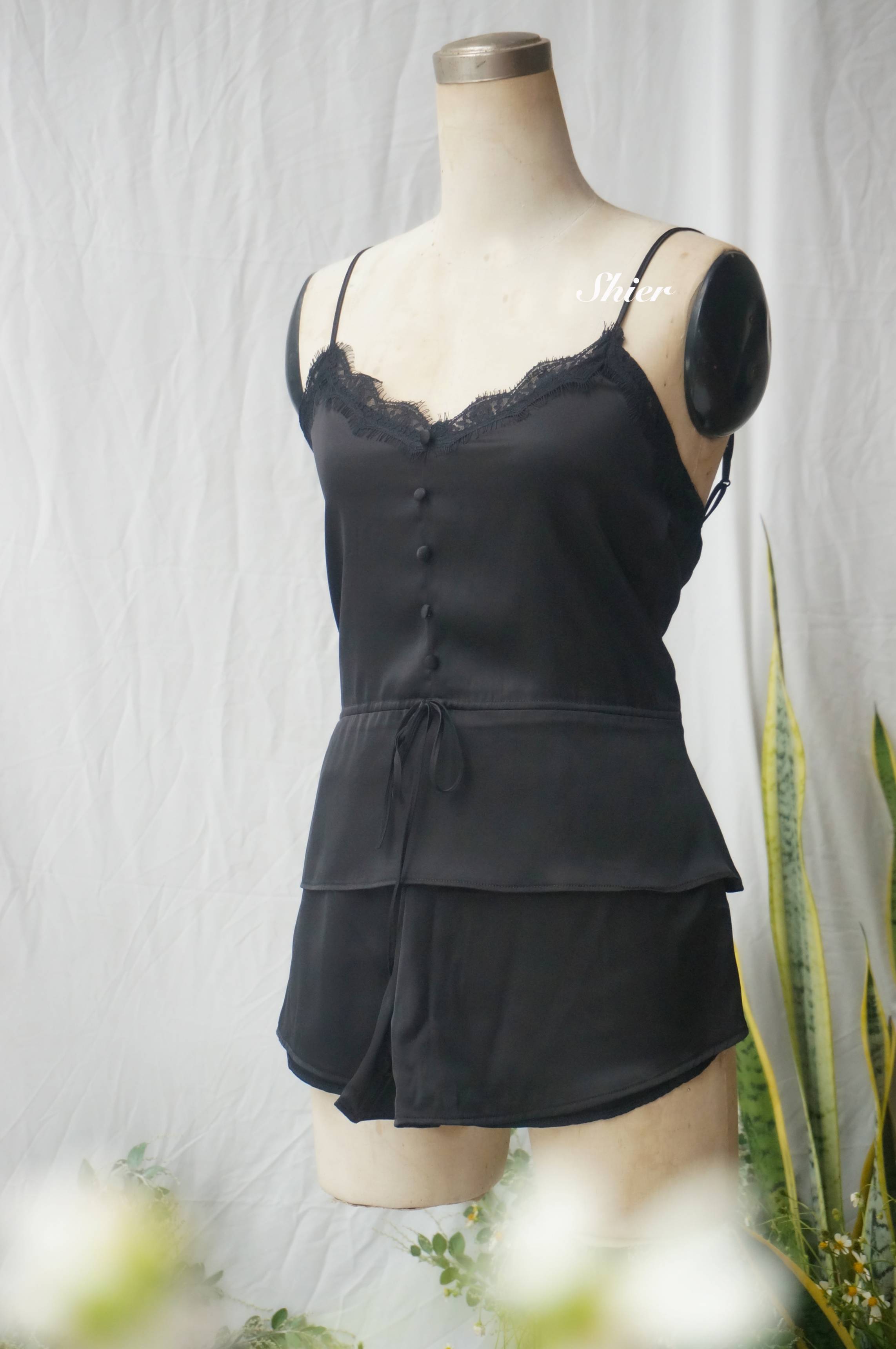 Đồ Bộ Lụa Ngắn Daisy, Bộ Quần Áo Ngủ Ngắn Quần Short Mix Kèm Áo 2 Dây Chất Lụa Mát Mịn Đồ Ngủ Mặc Nhà Chít Eo Phối Ren Nhấn Viền Ngực Tinh Tế