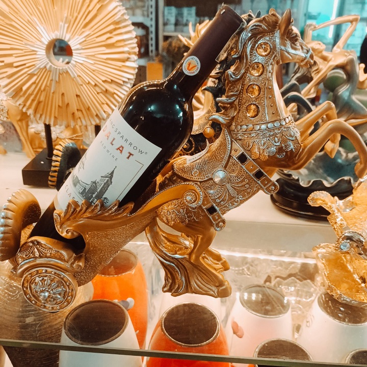 Kệ Để Rượu Vang Tuấn Mã Kéo Xe Phong Cách Châu Âu Sang Trọng