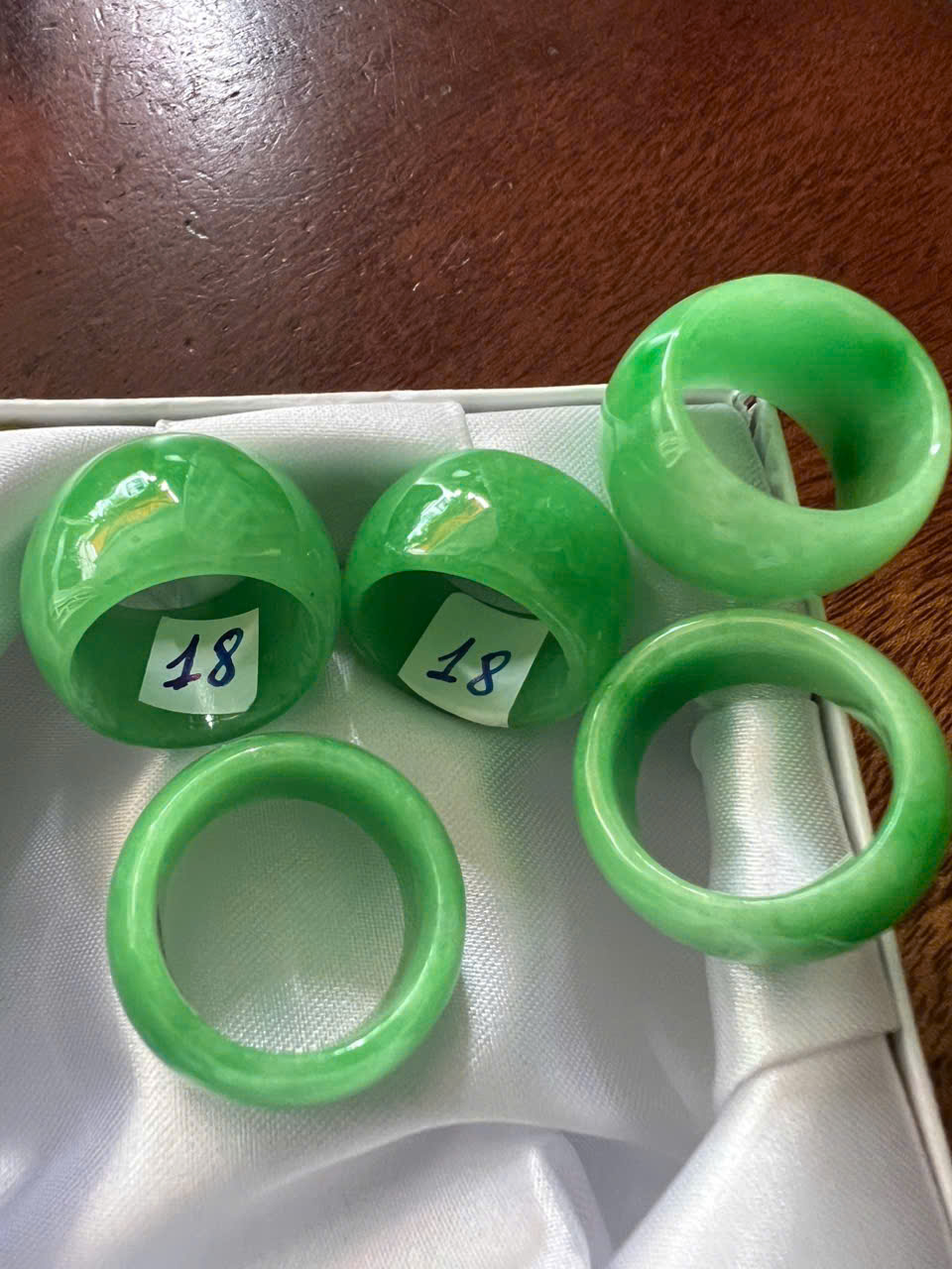 Nhẫn Cẩm thạch Xanh Ngọc Tươi sáng đẹp Ni 18mm cao 13mm / 14mm dầy 4mm Nam Nữ mệnh mộc mệnh hỏa mệnh Thủy đeo nhẫn ni 18mm ạ