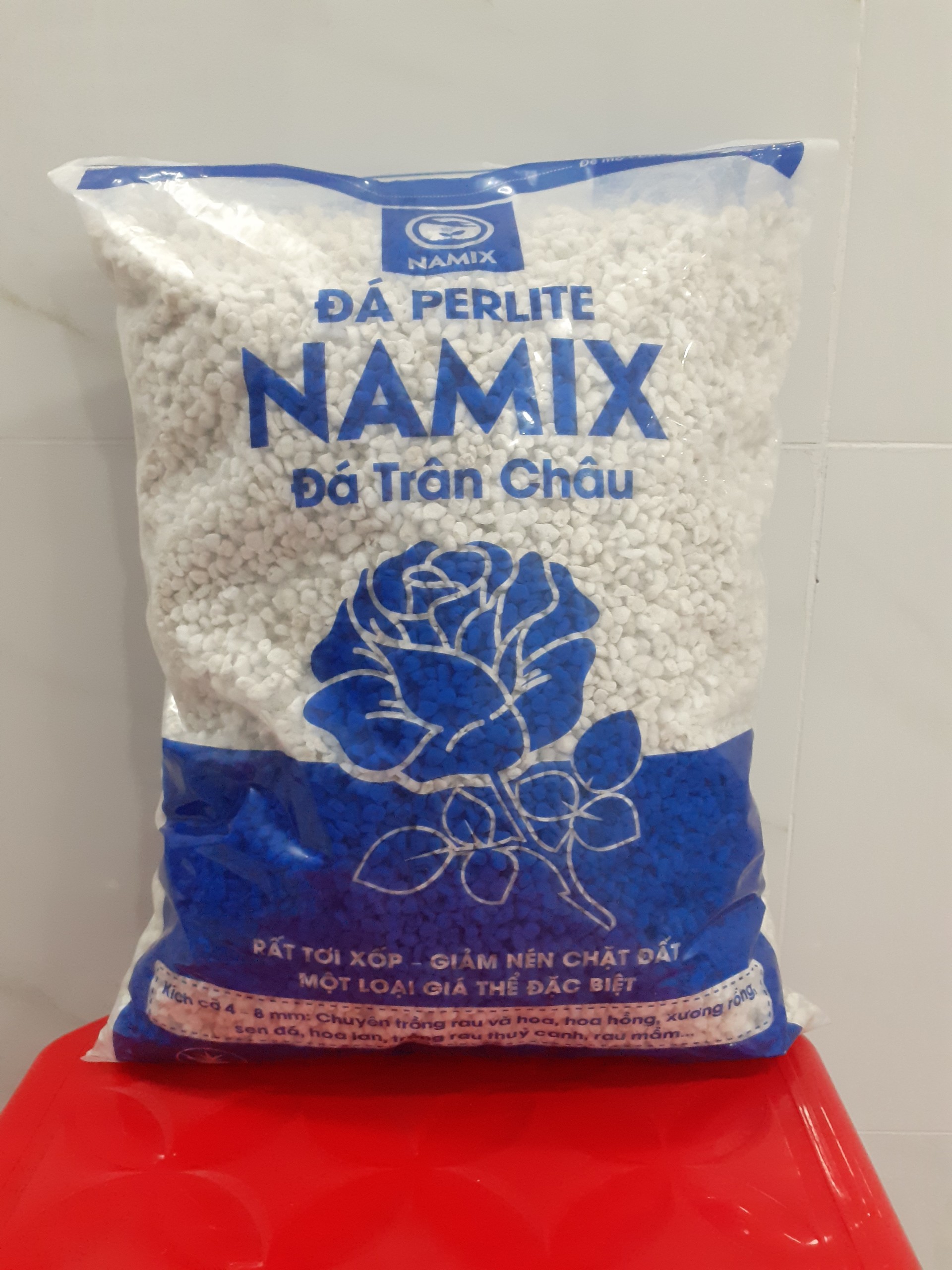 Giá thể tơi xốp đất – đá perlite – đá trân châu.